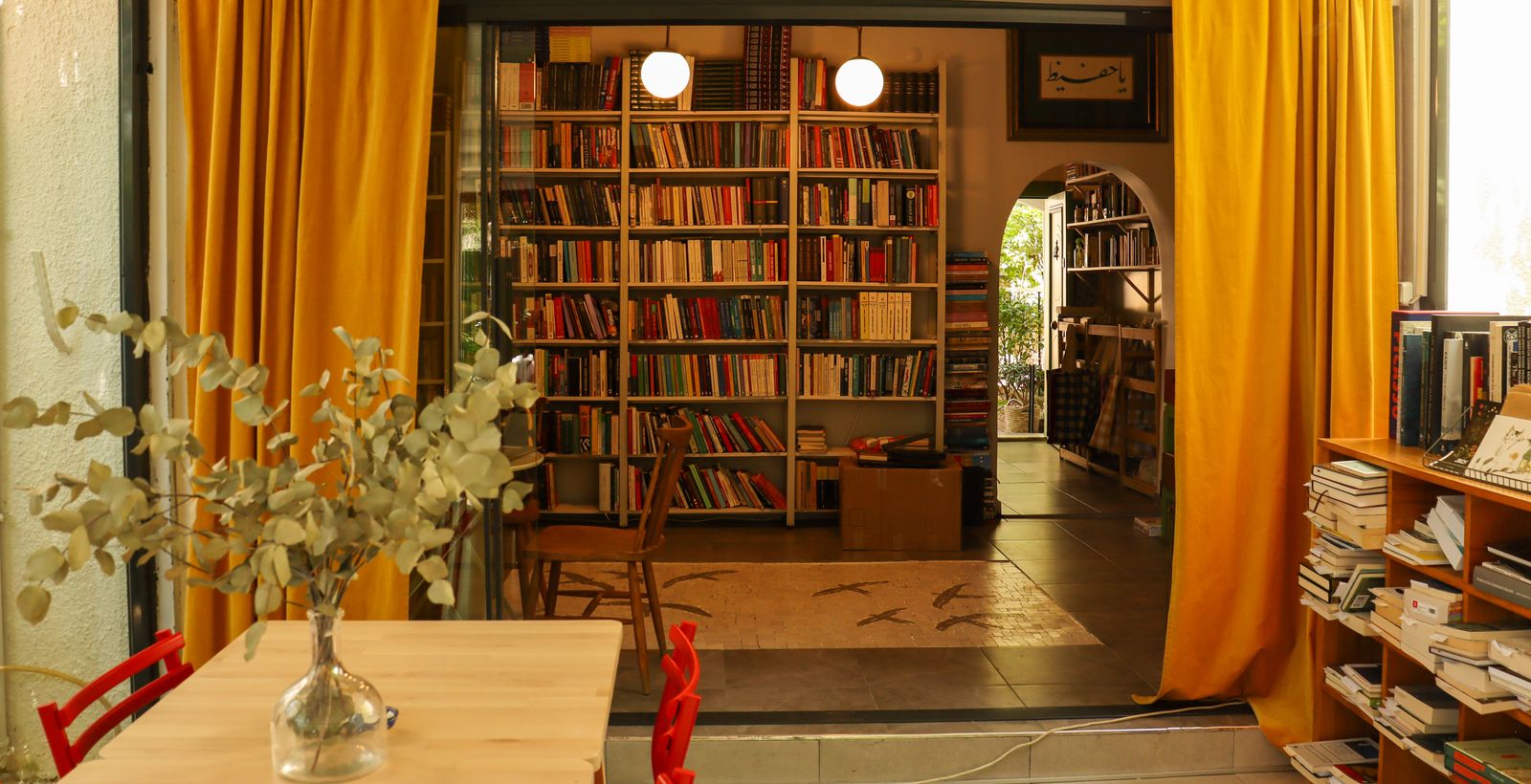 Un livre caché, une surprise